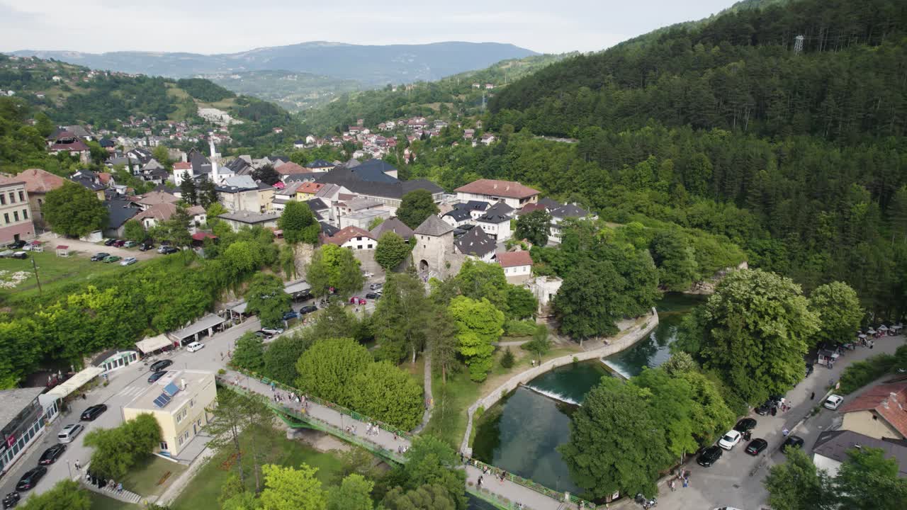paisaje de la ciudad junto al río jajce, bosnia y herzegovina.