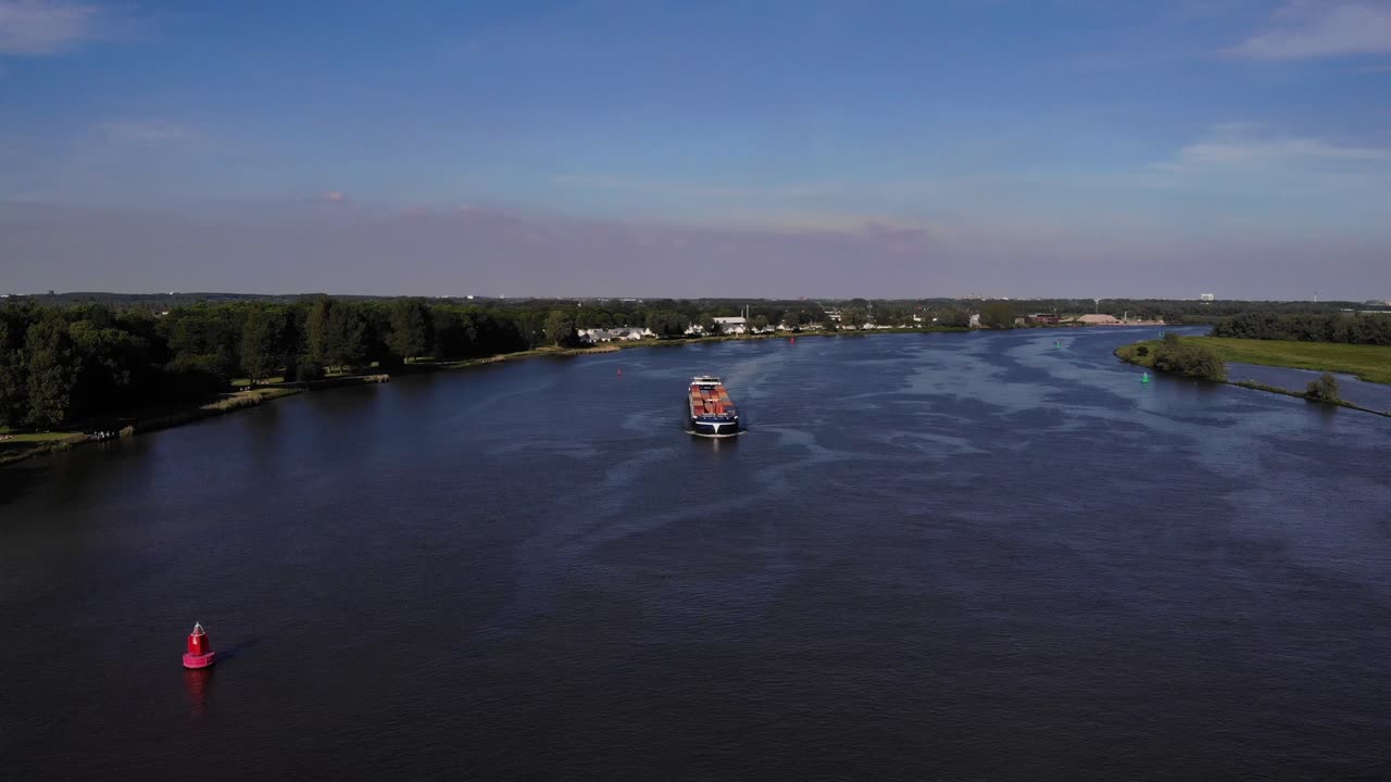 네덜란드의 바렌드레흐트 마을에 있는 오데 마스 강에서 보렐리 화물선의 먼 전망