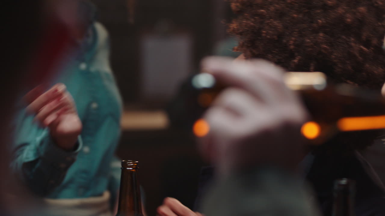 amigas felices usando teléfonos inteligentes en un restaurante navegando en las redes sociales compartiendo una fiesta de reunión disfrutando de la amistad charlando divirtiéndose socializando juntas