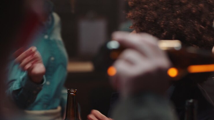 amiche felici che usano lo smartphone in un ristorante che navigano sui social media che condividono feste di riunione che si godono l'amicizia che chattano che si divertono socializzando insieme