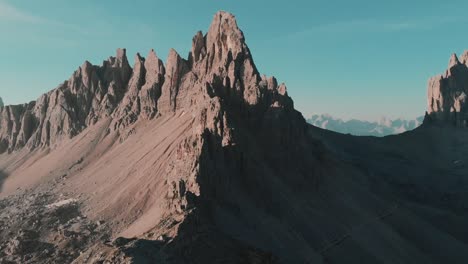 un pico en los alpes italianos con una amplia vista de drones