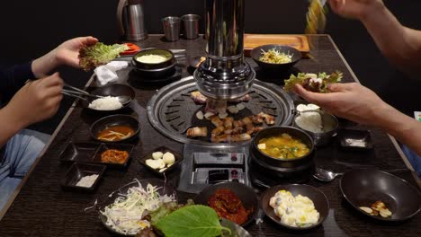 식당에서 삼겹살 바비큐를 즐기는 커플 - 클로즈업 샷