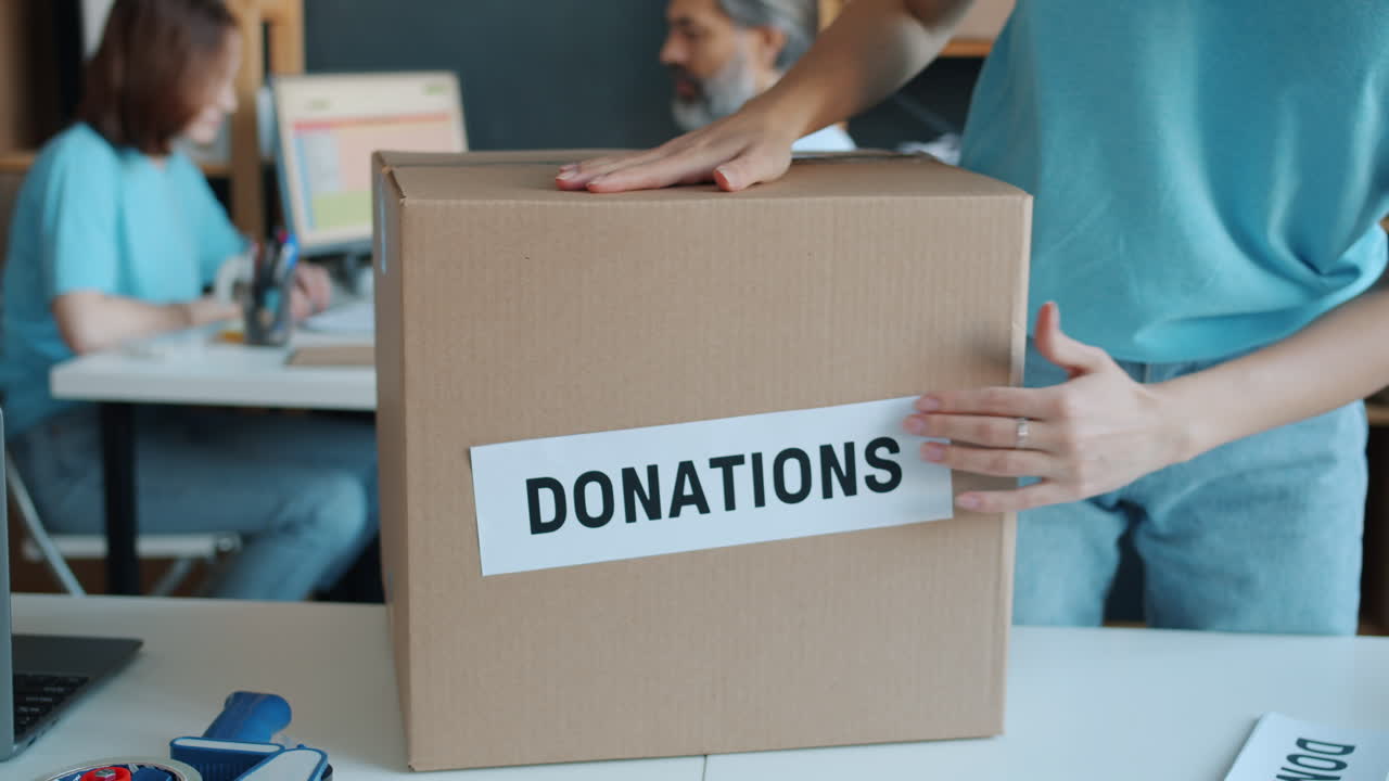 voluntarios que empacan las donaciones