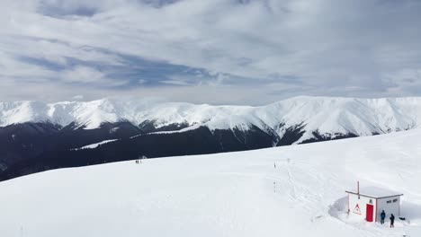 Expansive-snowscape-with-the-Gainatu-Refuge,-Iezerul-Mare-Peak,-and-Batrana-Peak-in-Romania