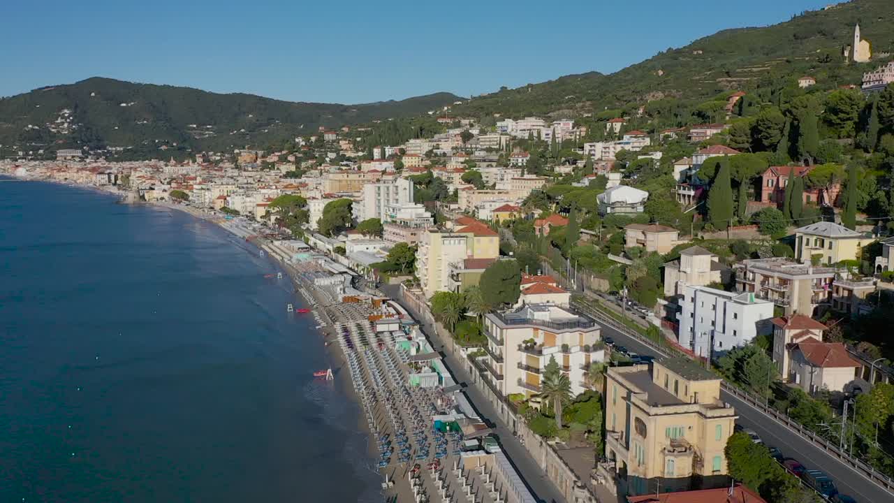 ripresa drone che svela la costa ligure e la città di alassio