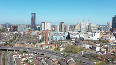 Toma-Aérea-Estacionaria-Del-Centro-De-La-Ciudad-De-Croydon-En-Londres-En-Un-Día-Soleado