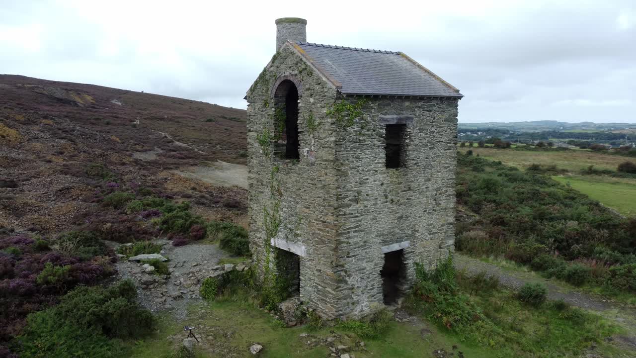 parys 산 버려진 벽돌 굴뚝 구리 광산 밀 돌 파멸 조감도 낮은 궤도 오른쪽