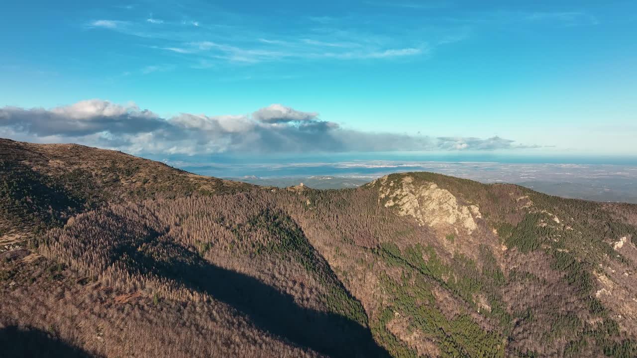 vista aérea del terreno escarpado de los pirineos contra el cielo azul.