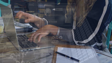 animación de la interfaz con el procesamiento de datos sobre la sección media de una mujer que usa una computadora portátil en la oficina