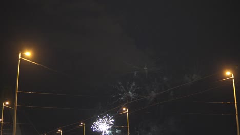 espectaculares explosiones iluminan la oscuridad, pintando el cielo con tonos vibrantes