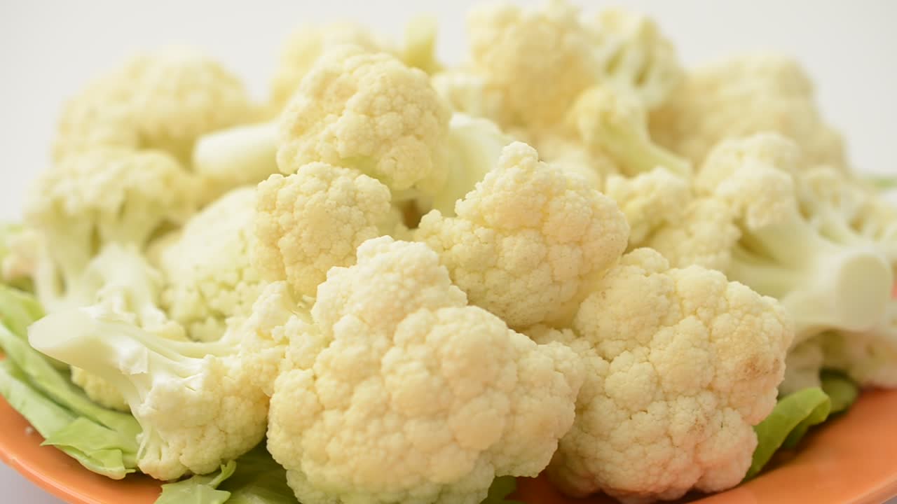 Coliflor en una tabla. Grabación en movimiento.