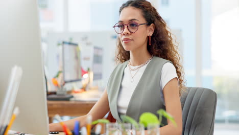 computadora, investigación y mujer de negocios que trabaja