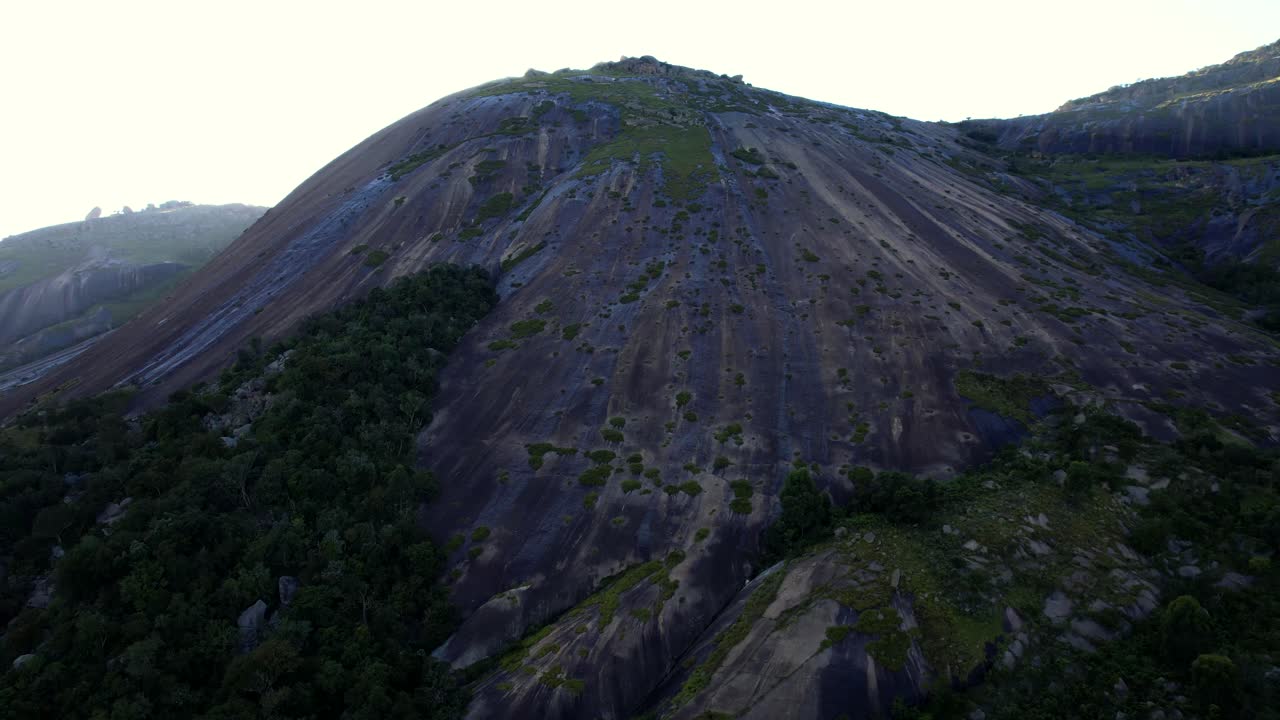 hermosa montaña y naturaleza disparada por un dron en eswatini o swazilandia en áfrica