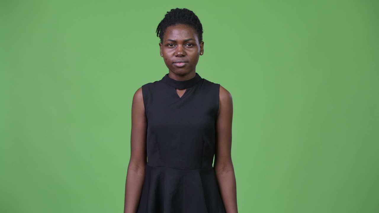 Giovane imprenditrice africana arrabbiata che mostra il dito medio.