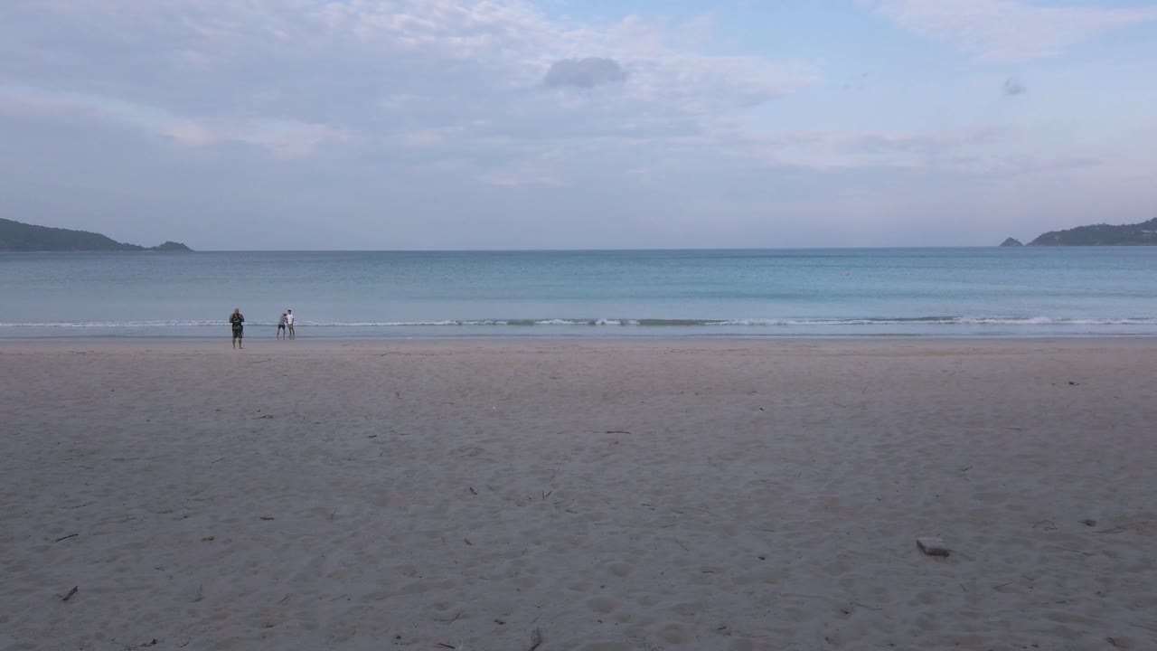 video de verano 4k de la playa con palmeras de coco bajo el sol durante el día con playa de arena blanca y cielo azul claro en video uhd 4k de 50fps