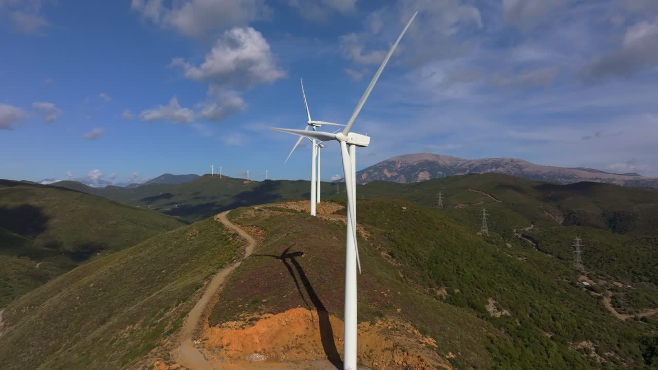 Voo de drone sobre turbinas eólicas ecológicas, Grécia