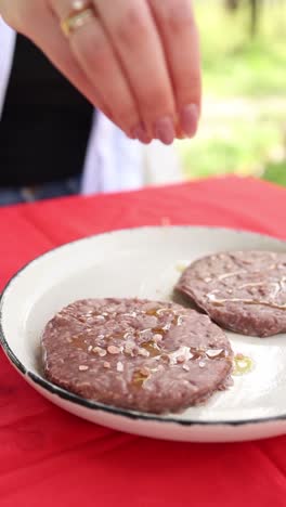 estoy preparando hamburguesas.