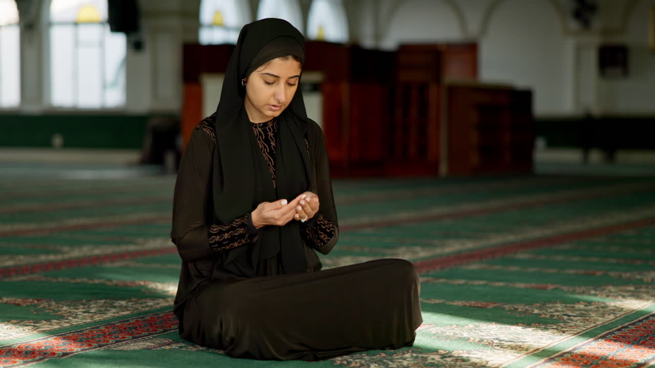 모스크 에서 기도 하는 무슬림 여자