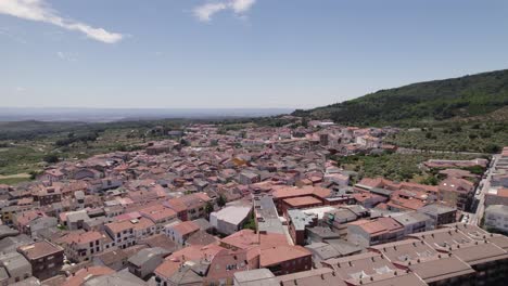 Encantador-Pueblo-Rural-Con-Calles-Estrechas-En-Escena-De-Verano