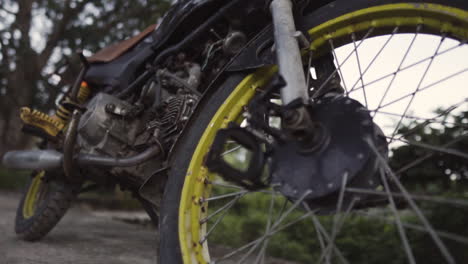 cerca de las ruedas, bicicleta oxidada abandonada en el exterior rural