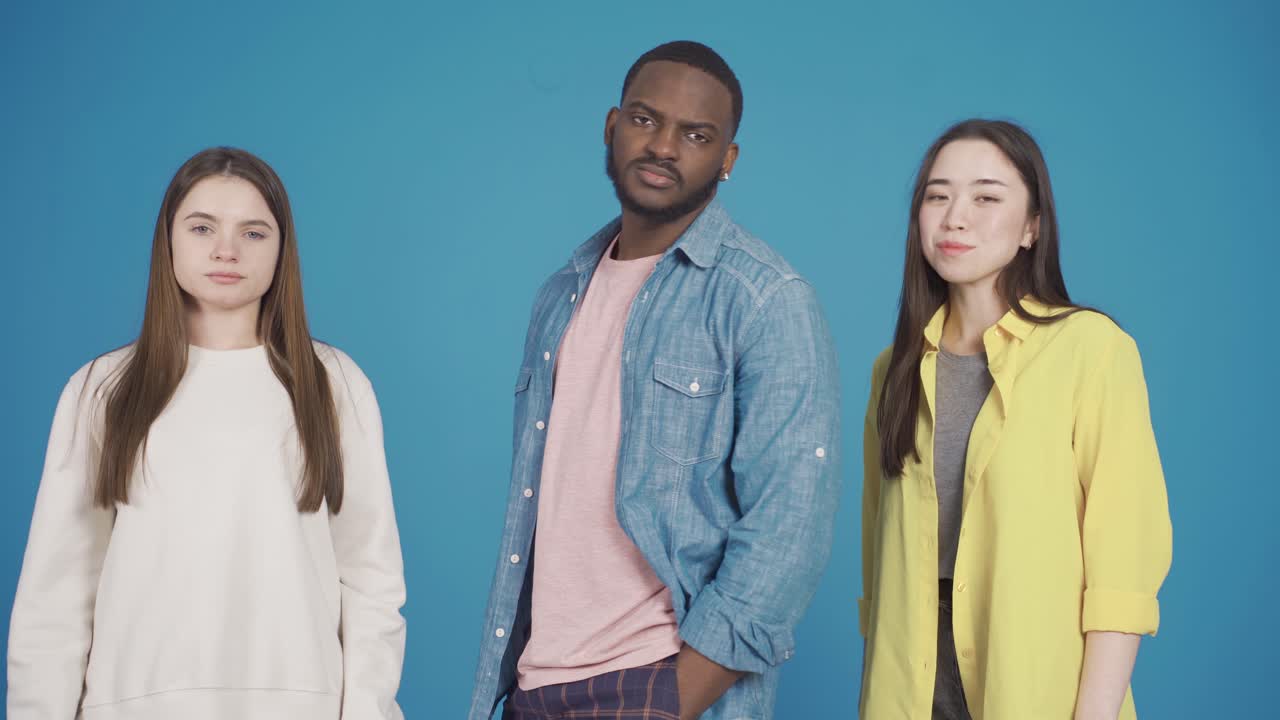 retrato de tres modelos multirraciales diferentes. un grupo de amigos multiétnicos alegres y atractivos.