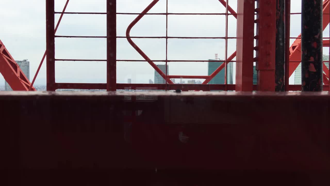 niebla en los picos de las montañas en anse la liberte, mahe