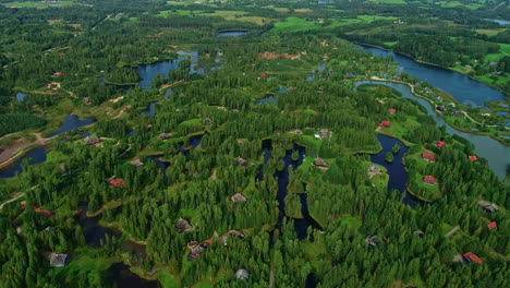 Vista-Panorámica-Del-Pantano-De-Kemeri,-Grandes-Casas-Y-Villas-Entre-Lagos-Y-Bosques.