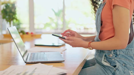 Remote-Arbeit,-Frau-An-Der-Küchentheke-Beim-Tippen