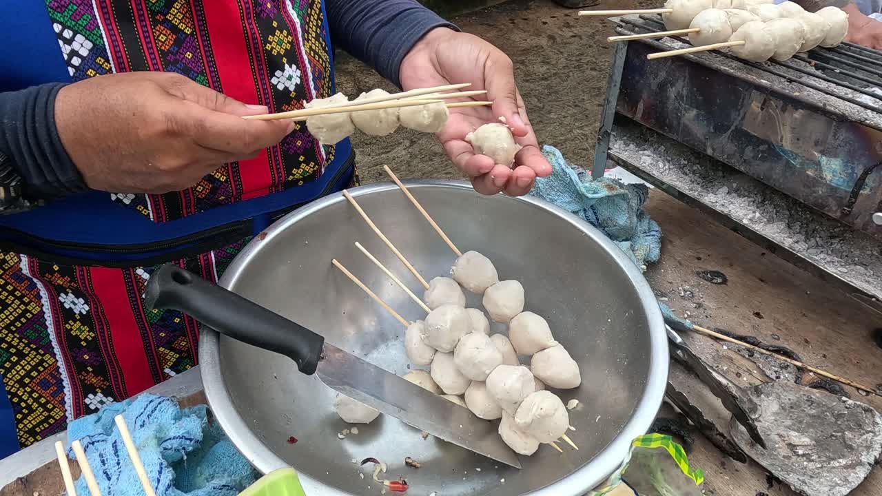 нажимание и жарка свиных шариков на древесном углях