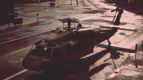 Helicóptero-Militar-En-Gran-Ciudad