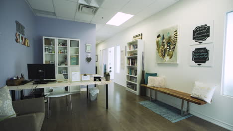 Wide-shot-of-a-beautiful-and-modern-doctor's-office