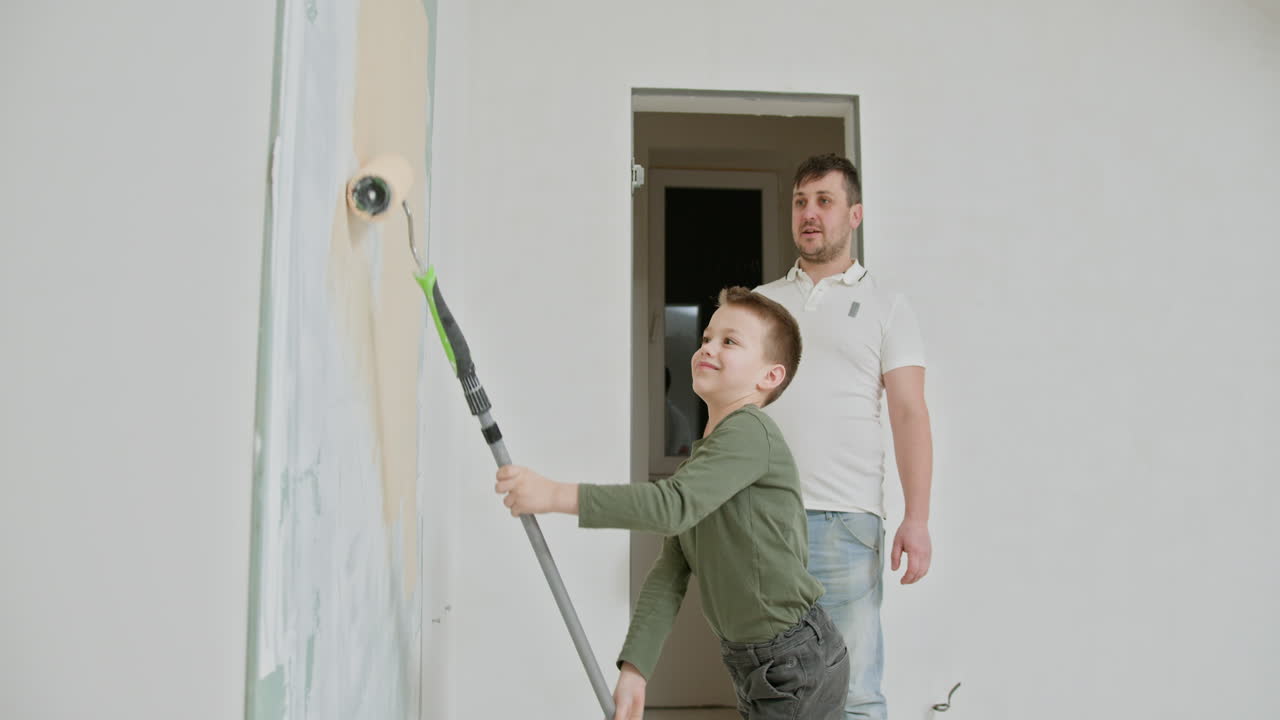 padre e hijo pintando una pared
