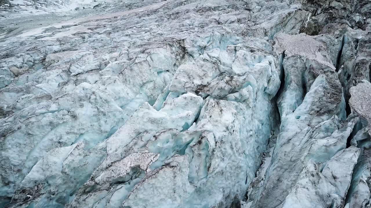 유럽의 알핀 갈시어에서 녹는 얼음 덩어리의 공중 촬영