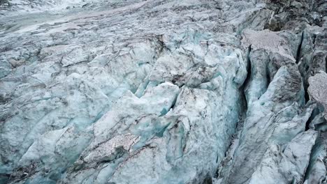 toma aérea de una masa de hielo derritiéndose en un galciar alpino en europa