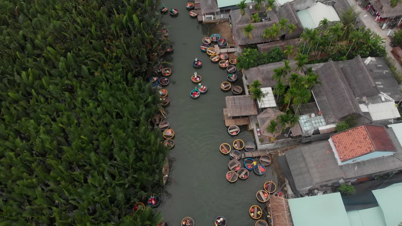 Pemandangan udara perahu keranjang tradisional dan pohon kelapa di sepanjang sungai di Cam Thanh Hoi An Quang Nam Vietnam