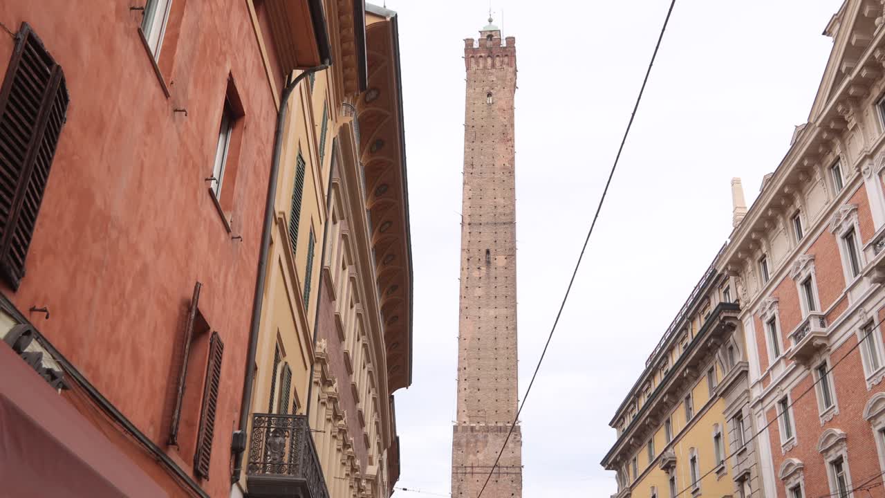 Vista della storica Torre degli Asinelli che si erge tra gli edifici a Bologna, Italia