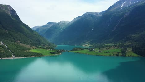 Espectacular-Valle-Oldedalen-Y-Lago-De-Agua-Dulce-Oldevatnet---Agua-Glacial-Turquesa-Y-Montañas-Altas-Con-Laderas-Exuberantes---Antena-Panorámica-De-Verano