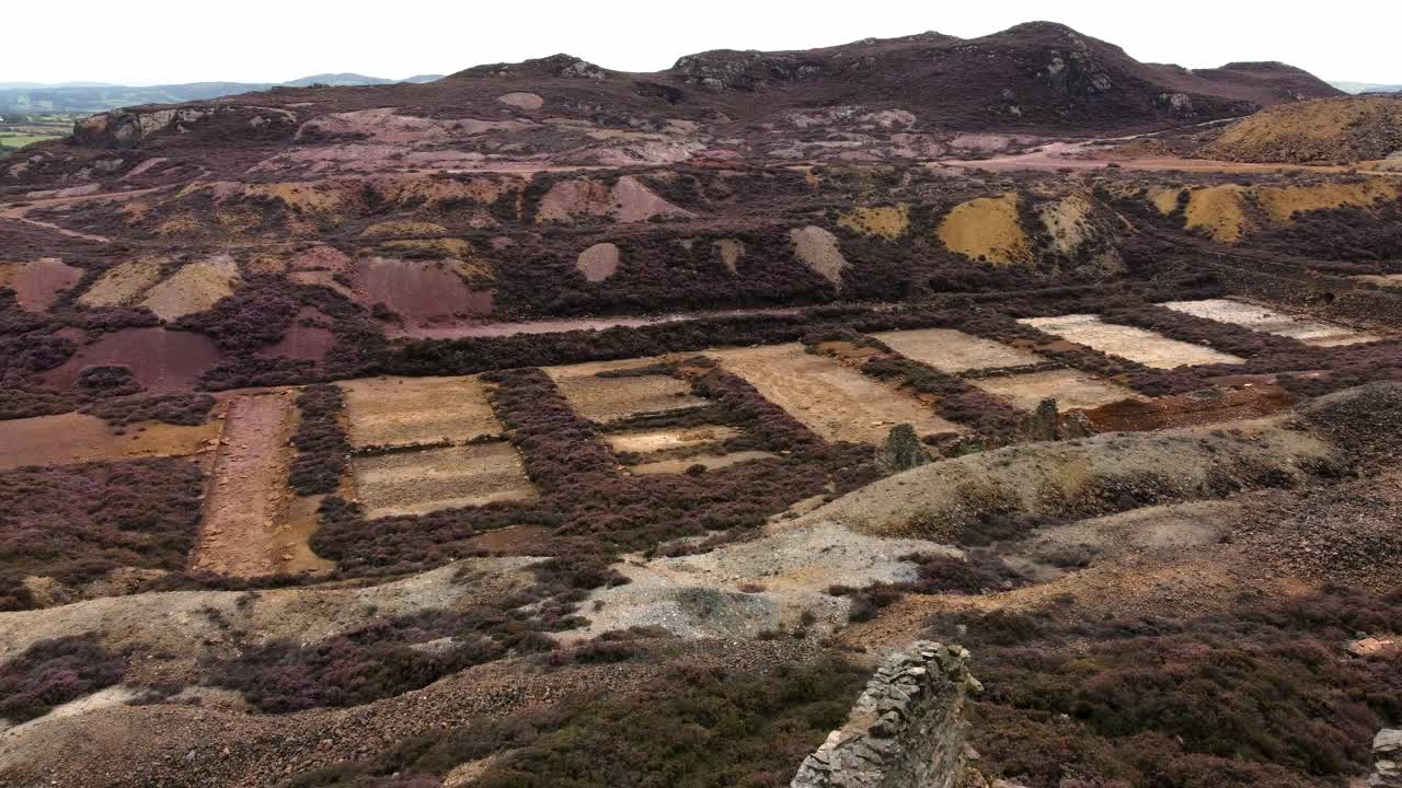 parys mountain rocky minería de cobre piedra ruina cantera antena vista delantera mina anglesey gales reino unido