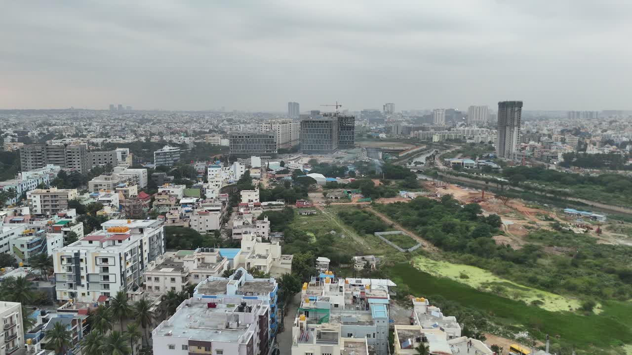 Vista aerea della città di Bangalore che mostra edifici residenziali sotto un cielo nuvoloso