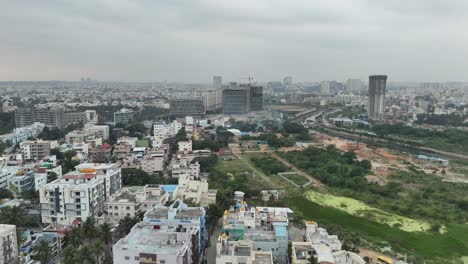 vista aérea de la ciudad de bangalore que muestra edificios residenciales bajo un cielo nublado