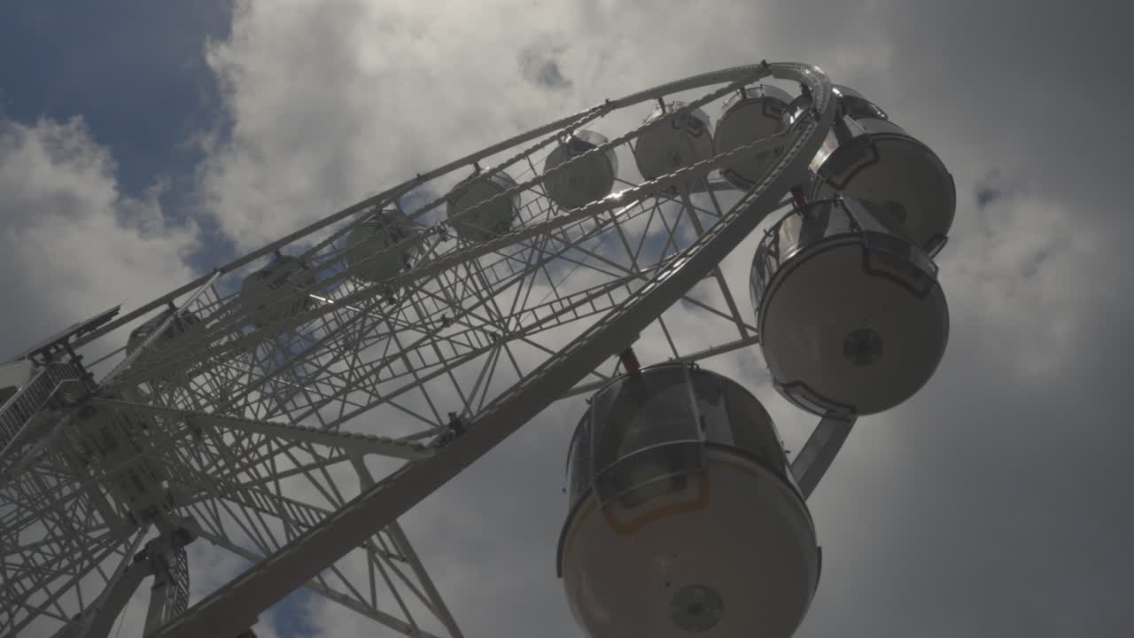 la rueda gigante girando en las nubes, el parque de atracciones del carnaval en 4k