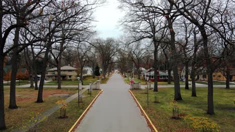 schwebend über der eingangsstraße des berühmten parks in muskegon