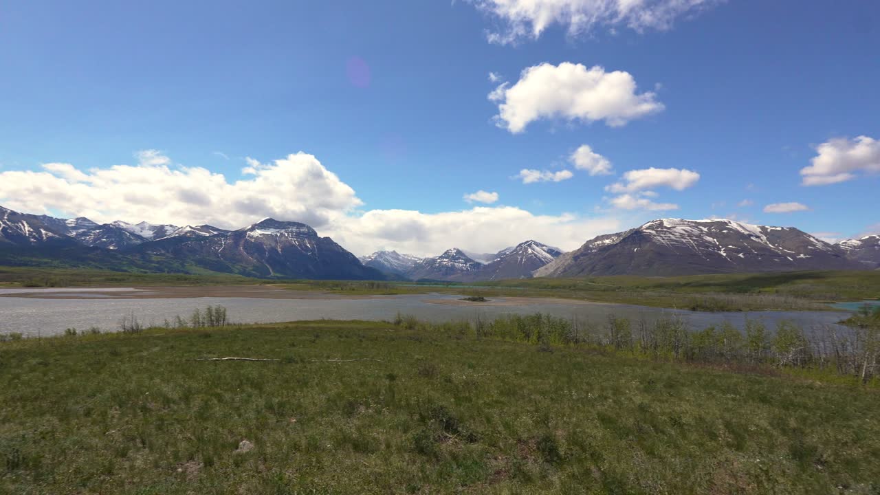 Paesaggio montano del Parco Nazionale dei Laghi Waterton con lago e nuvole