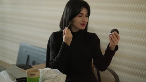 그녀의 사무실에서 메이크업하는 전문 사업가, 우아한 비즈니스 의상을 입고, 현대적인 사무실 환경에서 개인 관리와 업무 책임을 균형 잡고 있습니다.