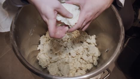 el chef comprueba la calidad de la masa de pizza después del proceso de amasado