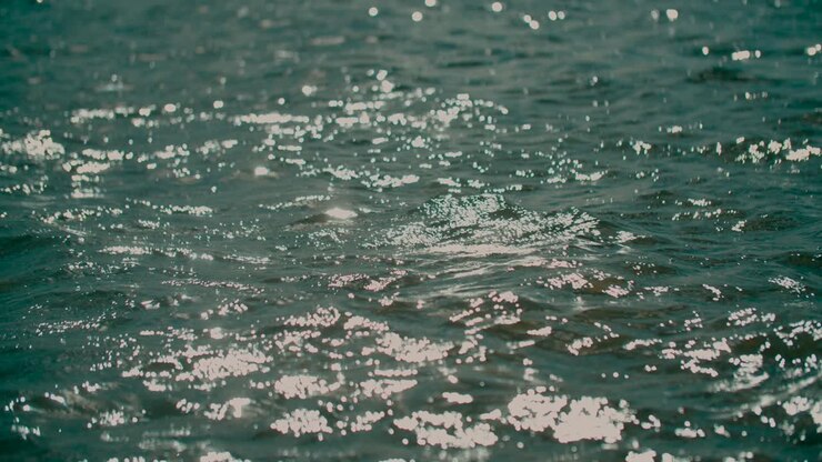rallentatore pacifico acqua luccicante cime sul lago fresco e pulito alla luce del sole