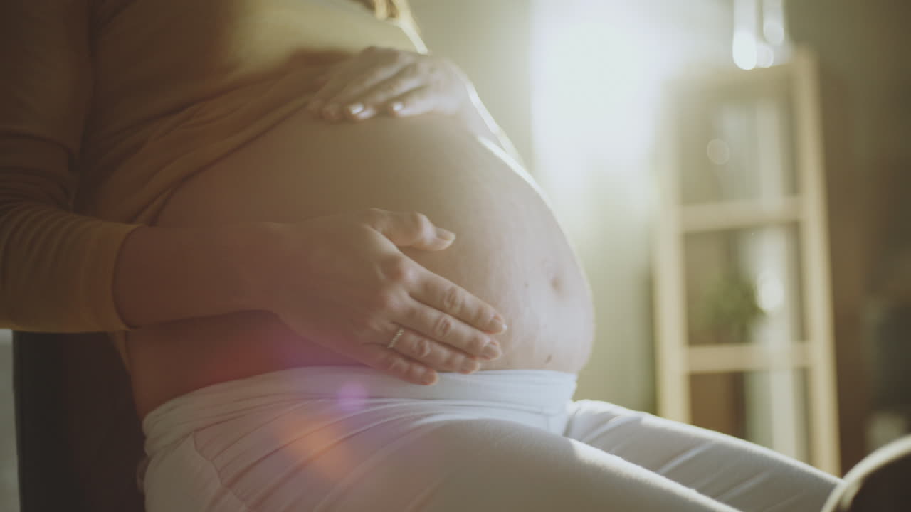 Donna incinta di toccare il suo ventre