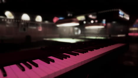 interior de un club nocturno con piano