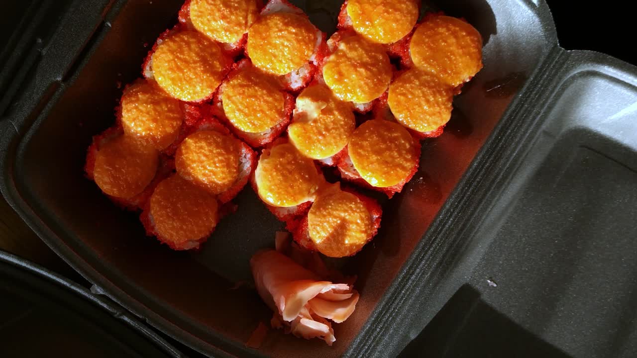 폴리스티렌 상자에 담긴 테이크아웃 초밥을 내려다보는 회전 보기