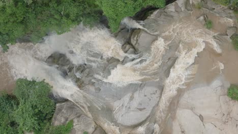 在岩石地形中流動的水流的空中圖像